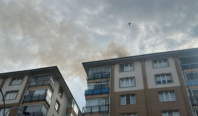 Yıldırım düşen apartmanın çatısında yangın çıktı