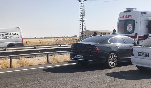 Zincirleme kazaya karışan ambulanstaki 2 sağlık çalışanı ile hasta yaralandı