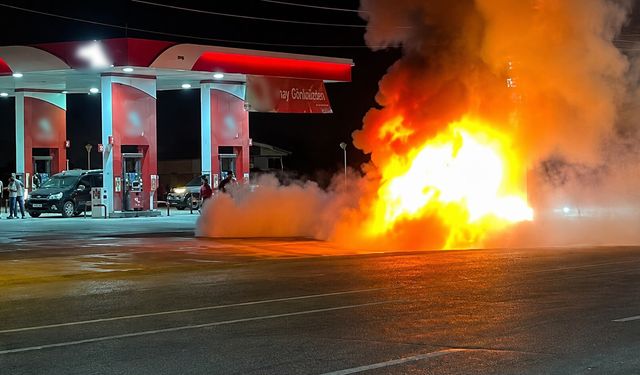 Akaryakıt istasyonundan çıkan otomobil alev aldı, baba ve iki oğlu yaralandı