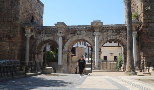Antalya'da termometreler 40 dereceyi gösterdi, kent merkezi boş kaldı