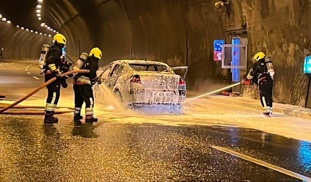 Bolu Dağı Tüneli'nde alev alan otomobil yandı
