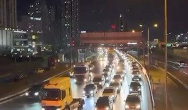 Büyükçekmece'de otomobil İETT otobüsüne çarptı: 1'i ağır 3 yaralı