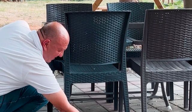 Çay bahçesinde yanına gelen sincabı çekirdekle besledi
