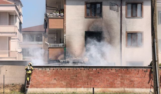 Depoda çıkan yangın apartmana sıçradı