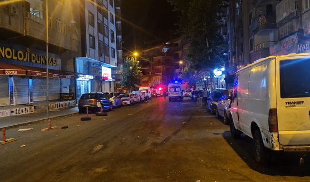 Diyarbakır'da binanın çatısı yandı; 2 gözaltı