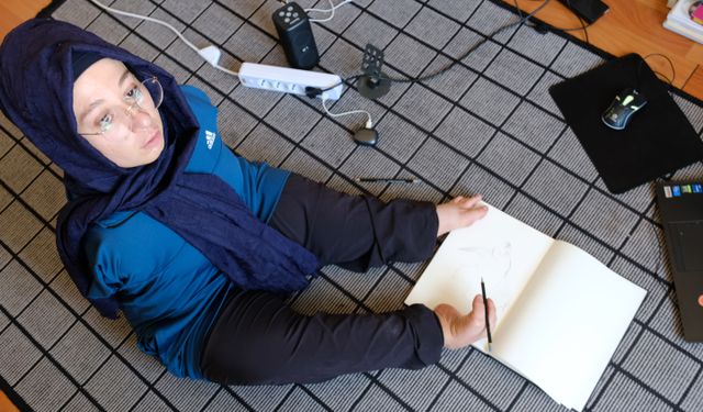 Doğuştan kolları olmayan Ayşe, ayaklarıyla resim çizip hayata tutundu, öğretmen oldu