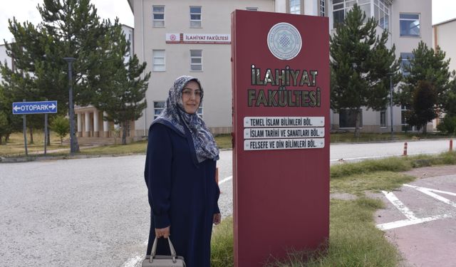 Eğitim hayalinden vazgeçmeyen 4 çocuk annesi, 35 yıl sonra üniversiteli oldu