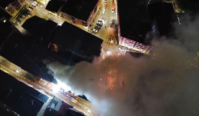 Erzurum'da 5 katlı bir binanın çatısında yangın / Ek Fotoğraflar