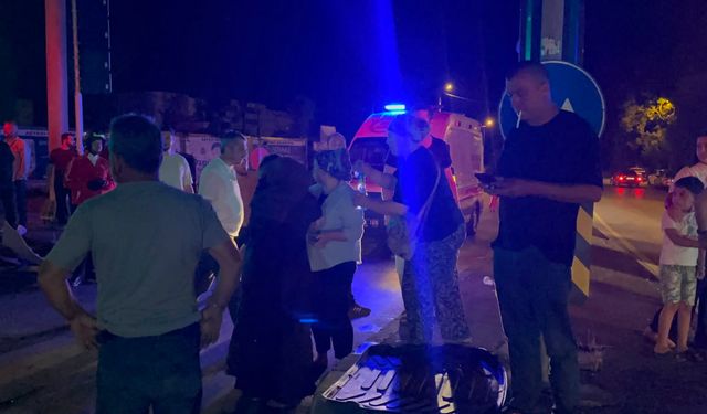 Hafif ticari araç ile otomobil çarpıştı: 7 yaralı