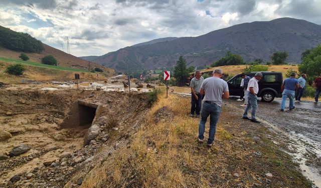 Heyelan nedeniyle Yedisu-Karlıova kara yolu ulaşıma kapandı