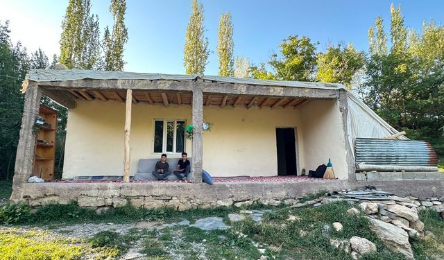 İkizler, yapımı tamamlanamayan evde yerde ders çalışıp fen lisesini kazandı/ Ek fotoğraflar