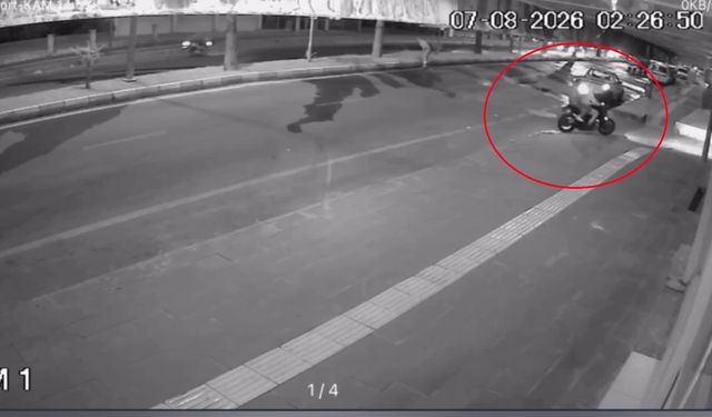 İş yerine motosikletli 2 şüphelinin silahlı saldırısı kamerada