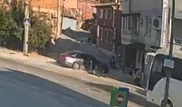 Kaçak göçmenleri taşıyan otomobil refüje çarptı; 2 yaralı (2)