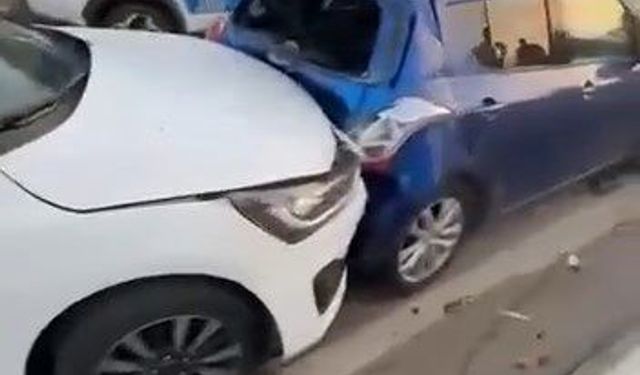Kadıköy'de park halindeki araçlara çarpan otomobil kamerada