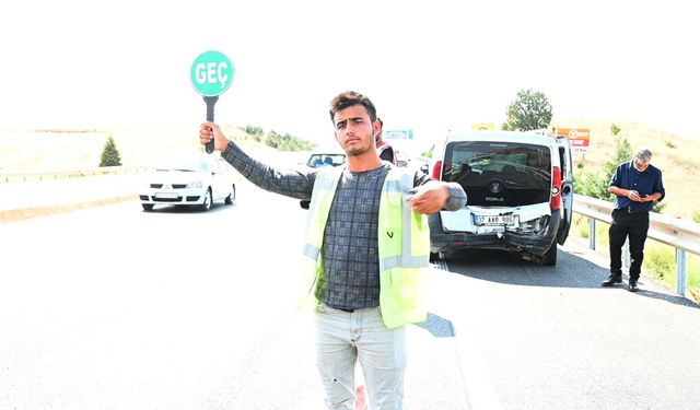 Kamyonet ile hafif ticari araç çarpıştı: 5 yaralı