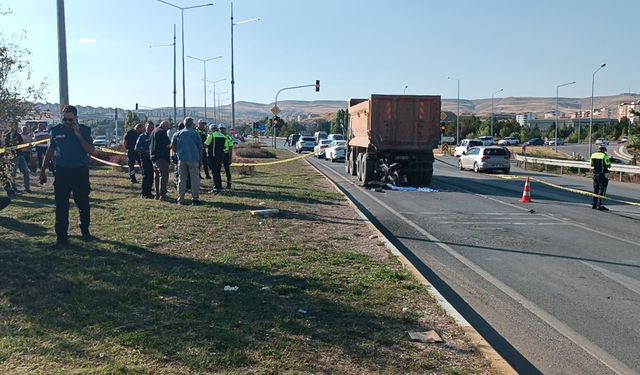 Kamyonla çarpışan motosikletin sürücüsü hayatını kaybetti