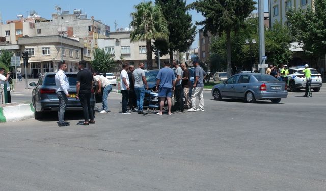 Kilis'te otomobiller çarpıştı; 4 yaralı