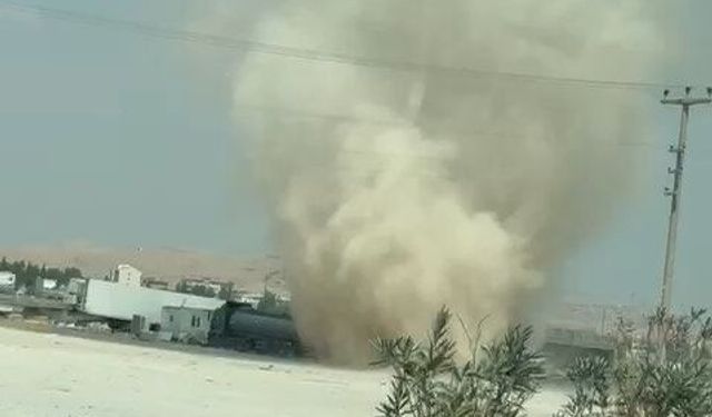 Mardin'de yol kenarında oluşan hortum kamerada
