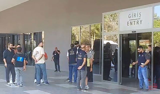 Mersin'in Taşucu Limanı'nda ekipler hazırlık yapıyor (2)