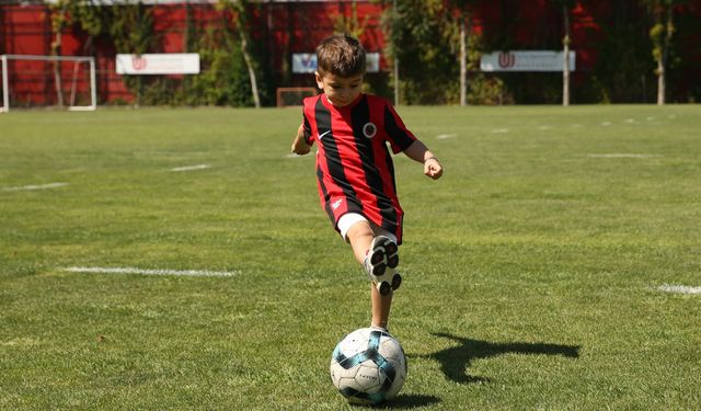 Minik Göktuğ'dan Gençlerbirliği'ne ziyaret