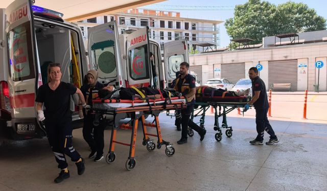 Motosiklet ile kamyonetin çarpıştığı kaza kamerada; 2 kardeş yaralı