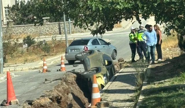 Otomobil, açılan çukura uçtu