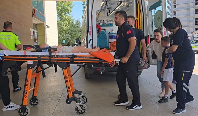 Otomobil ile motosiklet çarpıştı; sürücü ile 2 çocuğu yaralandı