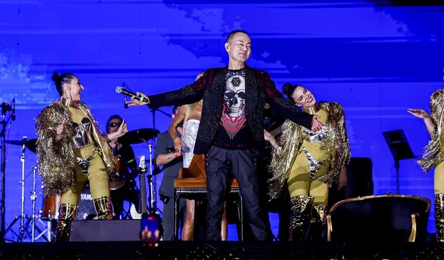 Serdar Ortaç, İstanbul Festivali'nde sahne aldı