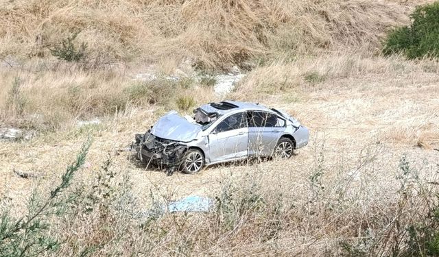 Tarlaya uçan otomobilin sürücüsü öldü