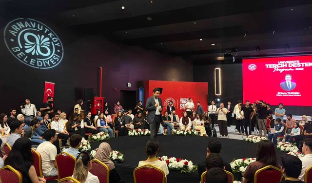Üniversite adayları Arnavutköy'de geleceğin mesleklerini bakanlarla konuştu