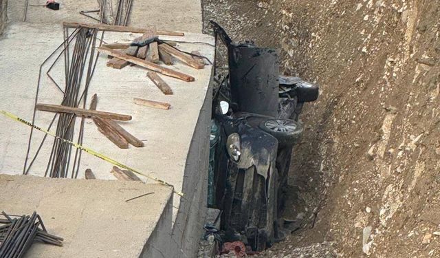 Yol genişletme çalışması yapılan alana uçan otomobildeki 3 kişi öldü