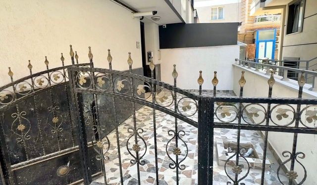 Avcılar'da kadın kıyafetleriyle girdikleri daireden 500 bin lira değerinde altın ve döviz çaldılar