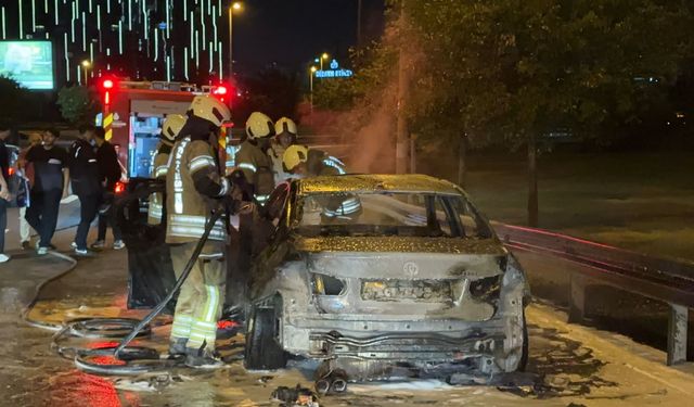 Bakırköy D-100 Karayolu'nda otomobil alev alev yandı