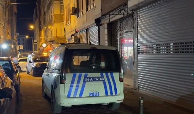 Bakırköy'de 2 katlı metruk binanın çökmesi kamerada