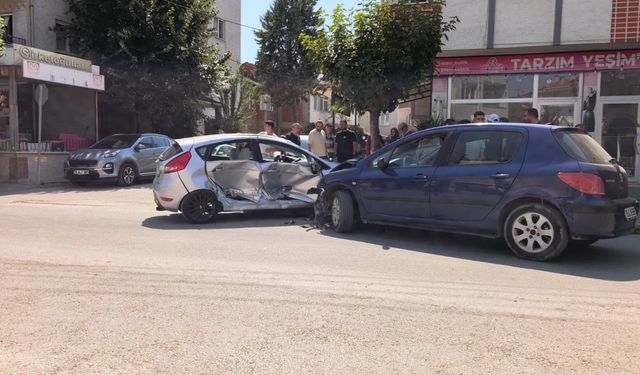 Caddede otomobiller çarpıştı; 3 yaralı