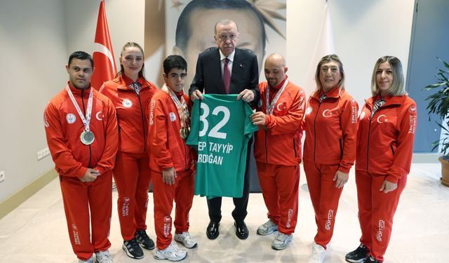 Cumhurbaşkanı Erdoğan, Türkiye Özel Sporcular Spor Federasyonu temsilcilerini kabul etti