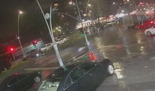 Esenler'de kayganlaşan yolda sürüklenen motosikletin kamyona çarptığı kaza kamerada