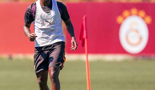 Galatasaray'da El Chadaille Bitshiabu ilk antrenmanına çıktı