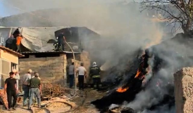 Gaziantep'te konteynerde çıkan yangın ahıra sıçradı