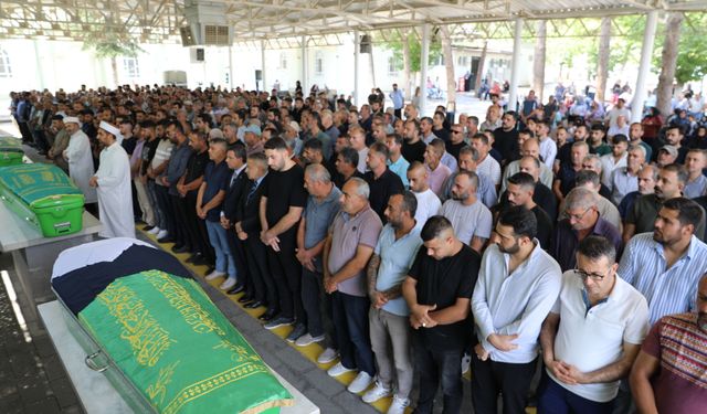 Gemi kazasında yaşamını yitiren Nisa toprağa verildi, babası aranıyor