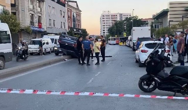 Güngören'de sürücüsünün direksiyon hakimiyetini kaybettiği otomobil takla attı; kaza kamerada