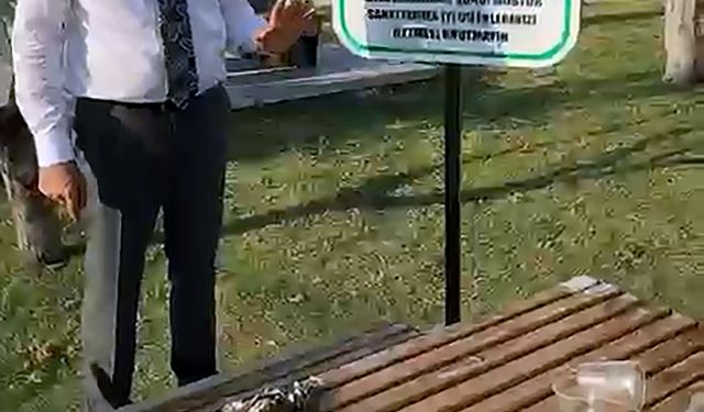 İskenderun sahilinde kirli bırakılan ahşap oturma grubu sergileniyor