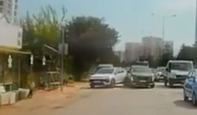Kaldırımda yürüyen yaya, el freni çekilmeyen otomobilin altında kalmaktan son anda kurtuldu; o anlar kameraya yansıdı