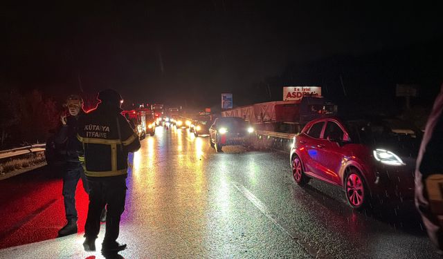 Kütahya'da bariyerleri aşan TIR karşı yöne geçip kaza yaptı: 1 yaralı
