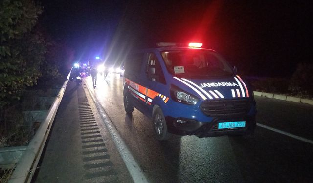 Manisa'da motosikletler çarpıştı: 1'i ağır 3 yaralı