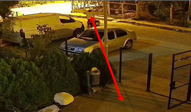 Motosikleti sürükleyerek çaldı; o anlar kamerada