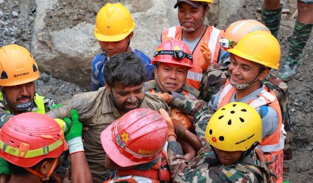 Nepal'deki selde tünelde mahsur kalan 2 işçi 9 gün sonra kurtarıldı