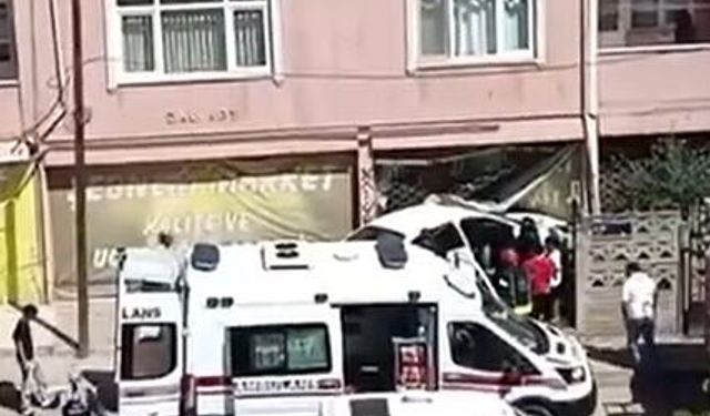 Otomobil iş yerine daldı: 1 yaralı