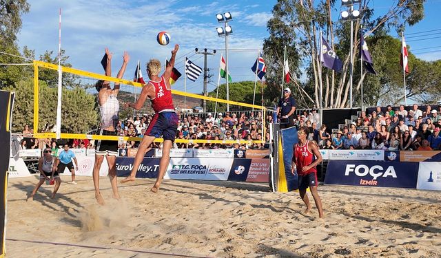 Plaj voleybolunda Avrupa'nın kalbi Foça'da attı
