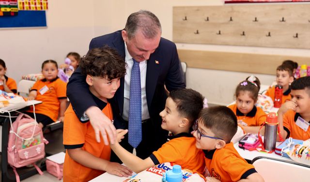 Sultanbeyli Belediyesi'nden 9 bin öğrenciye kırtasiye seti
